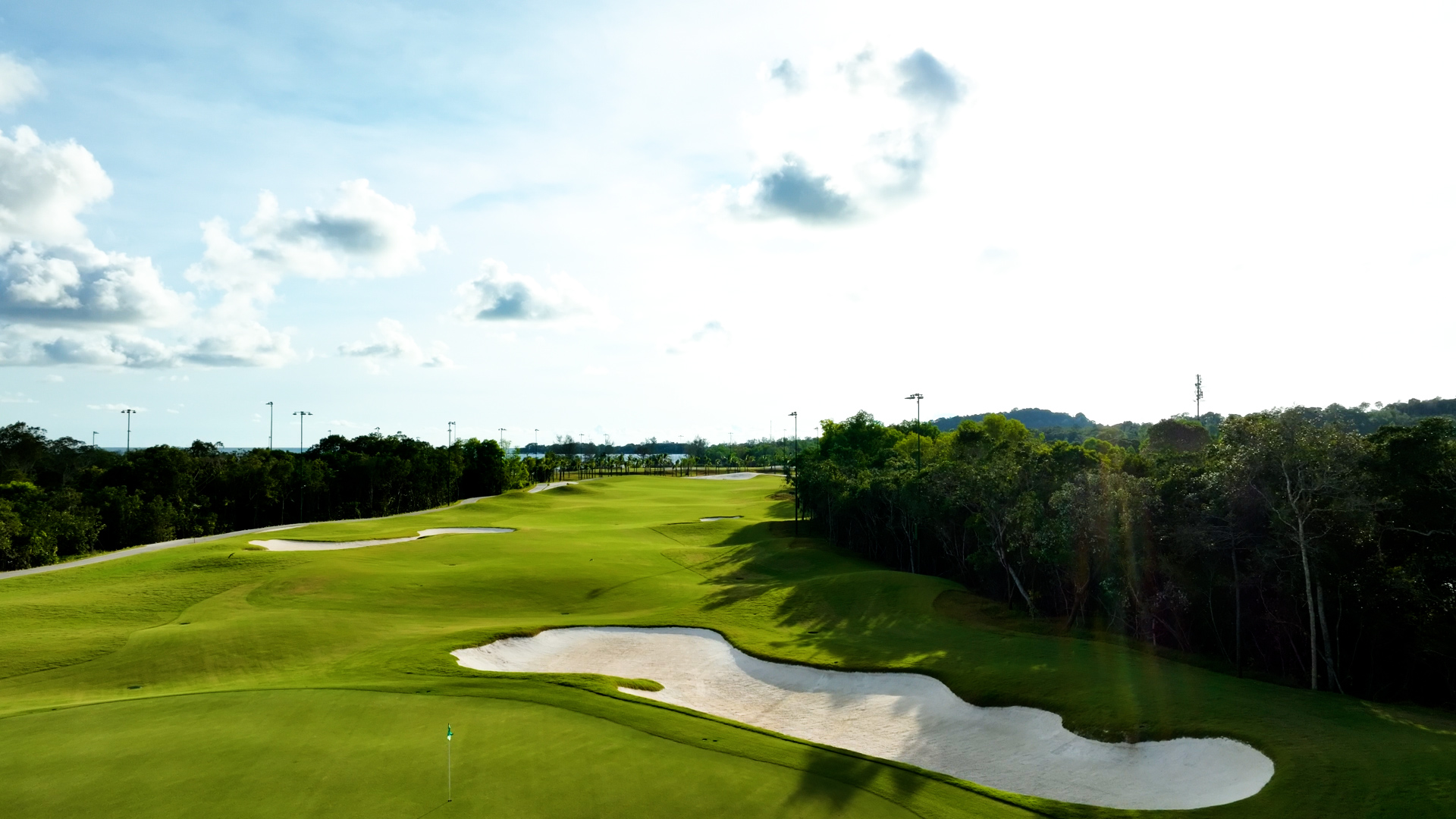 Eschuri Vung Bau Golf tọa lạc trên tuyến đường chính nên rất dễ di chuyển đến.