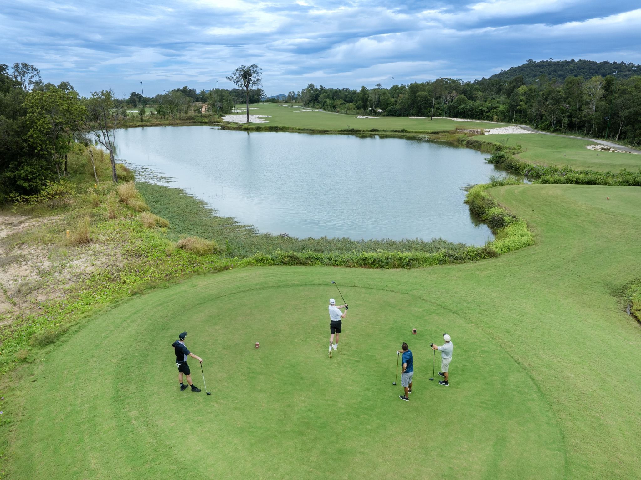 Du khách chinh phục nhưng đường bóng kịch tính tại Eschuri Vung Bau Golf.