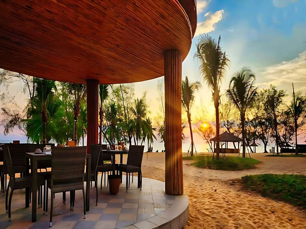 Buổi sáng chơi golf tại Vũng Bầu với sân ven biển. 