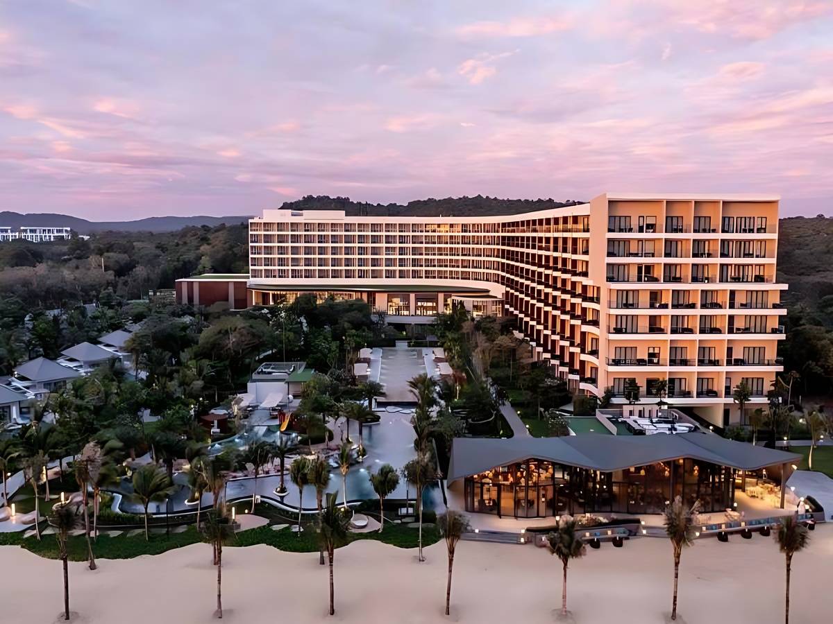 Crowne Plaza Phú Quốc Starbay resort tiện nghi hiện đại gần sân golf Vũng Bầu.