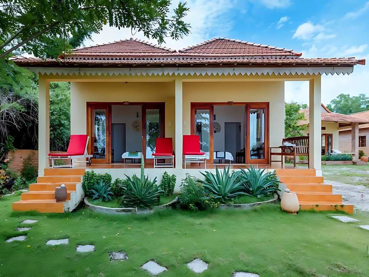 Vung Bau Resort nhà gỗ nhỏ một tầng mộc mạc sát biển, gần sân golf Vũng Bầu. 