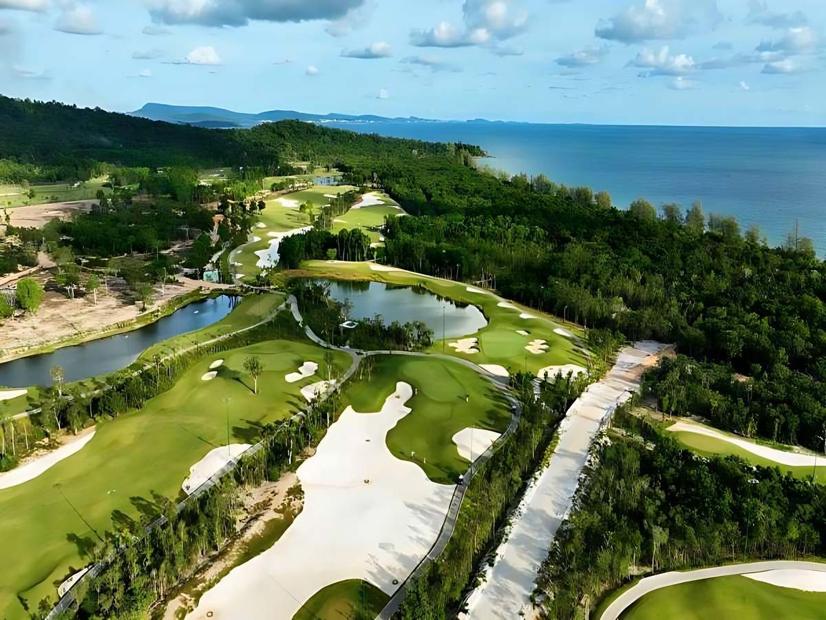 Toàn cảnh Phú Quốc với hệ sinh thái biển và rừng, nền tảng phát triển golf ven biển.