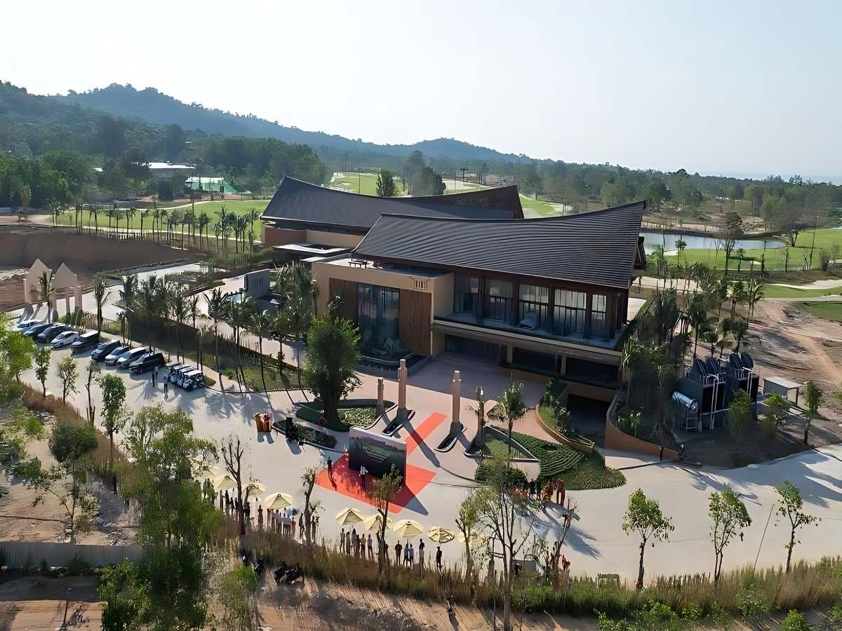 Sân golf Vinpearl Phú Quốc với thiết kế hiện đại, khu cỏ chính giữa chuẩn chỉnh và cảnh quan hồ nước được quy hoạch đồng bộ.