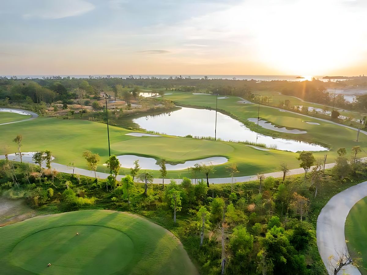 Sức hút sân golf Phú Quốc với cảnh quan biển và rừng nguyên sơ.