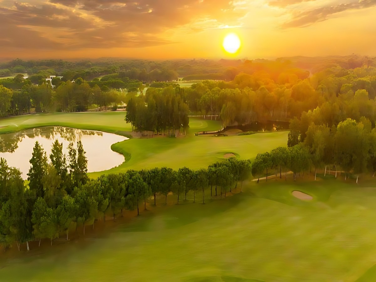 Mẹo chọn khung giờ chơi golf Phú Quốc mùa biển đẹp hiệu quả.