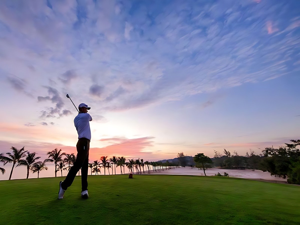 Trải nghiệm chơi golf dịp lễ với không gian yên tĩnh riêng tư.