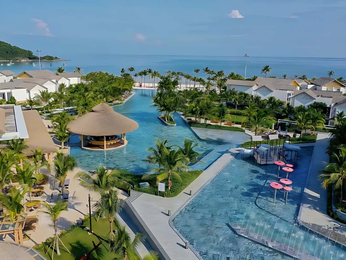 Không gian villa New World Phú Quốc Resort riêng tư cho nhóm bạn.