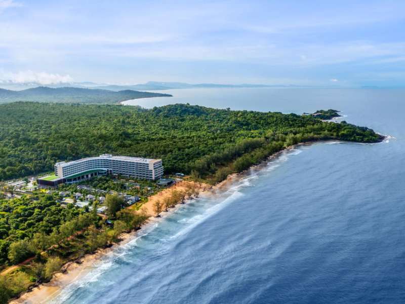 Crowne Plaza Phu Quoc Starbay gần sân golf, nghỉ dưỡng sang trọng.