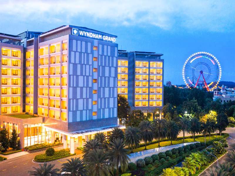 Wyndham Grand Phu Quoc gần sân golf, nghỉ dưỡng quy mô lớn.