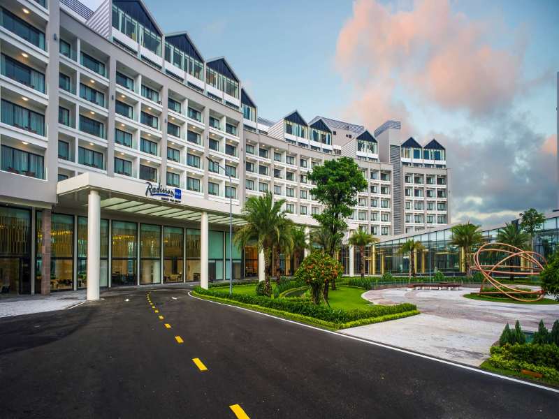 Radisson Blu Phu Quoc gần sân golf, nghỉ dưỡng tiện nghi hiện đại.