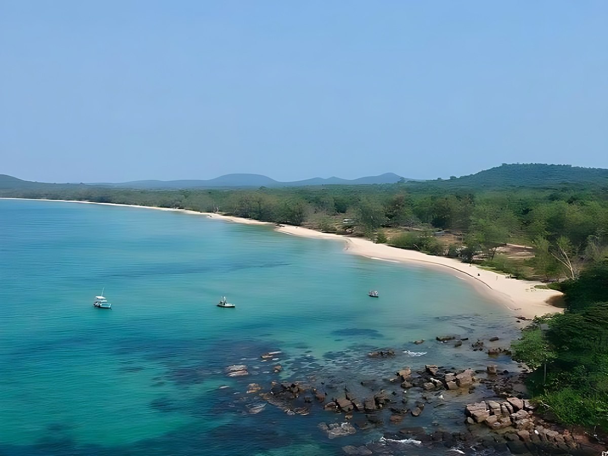 Vũng Bầu Phú Quốc hấp dẫn với biển đẹp và rừng nguyên sinh.