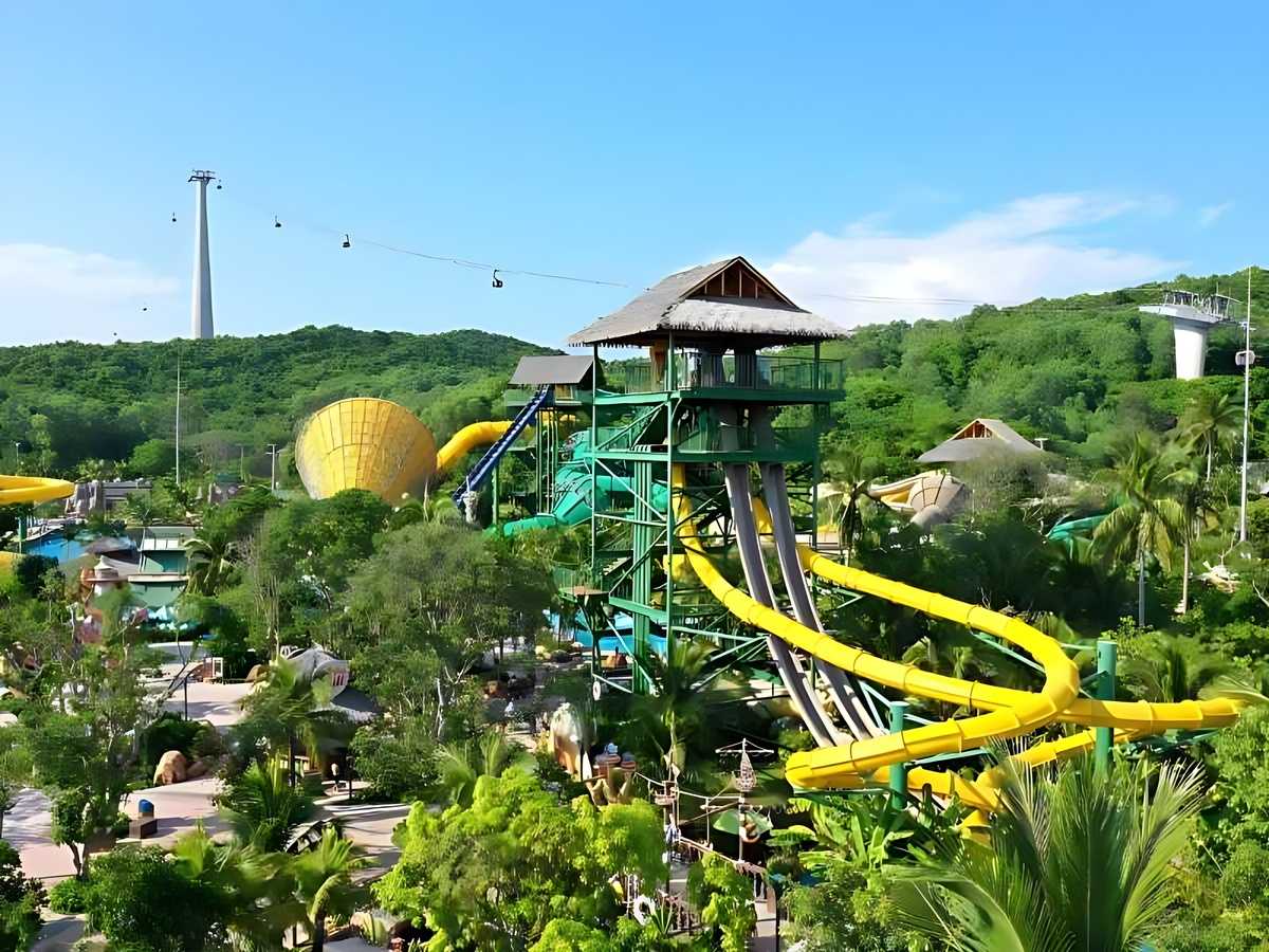 Công viên nước Hòn Thơm mang đến trải nghiệm vui chơi đa dạng.