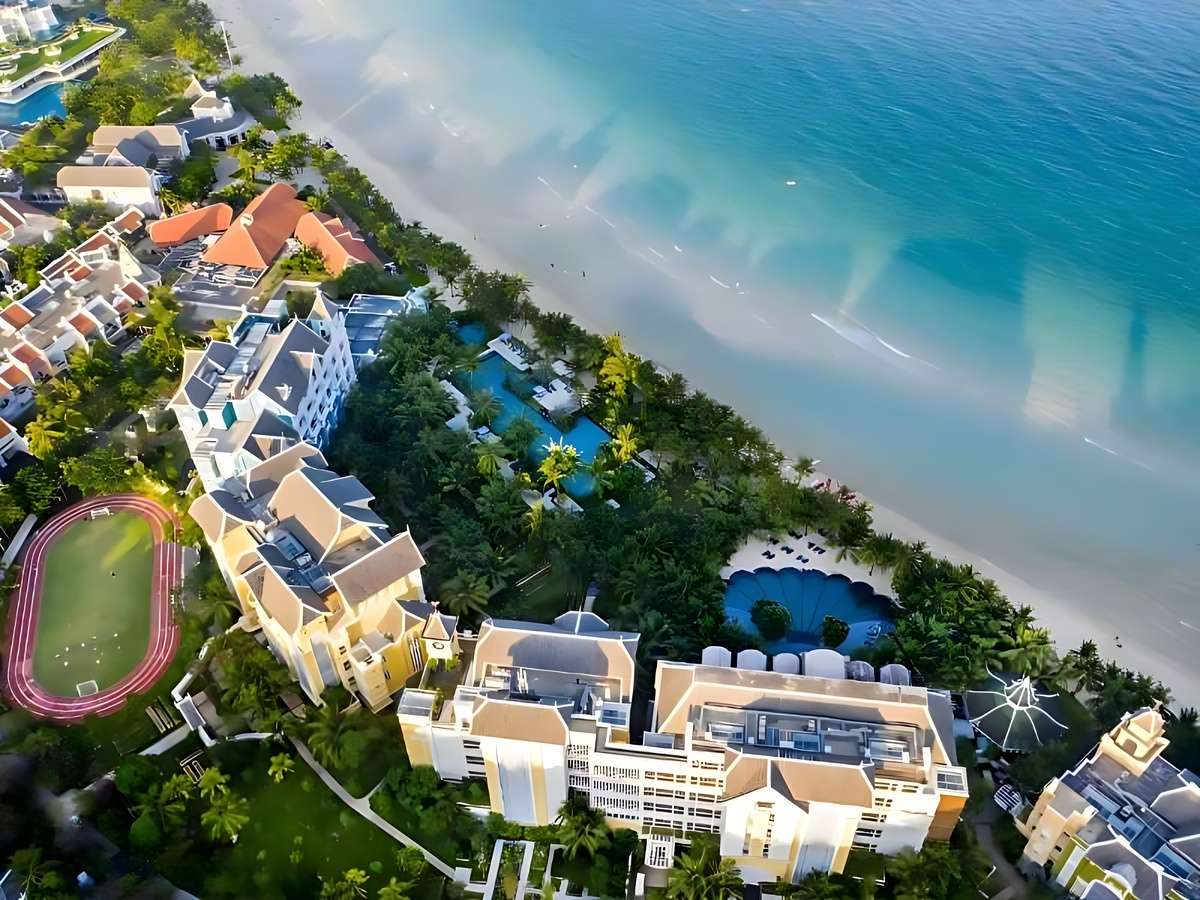 Sunset Town Phú Quốc kiến trúc Địa Trung Hải với phố ven biển và quảng trường hướng đại dương