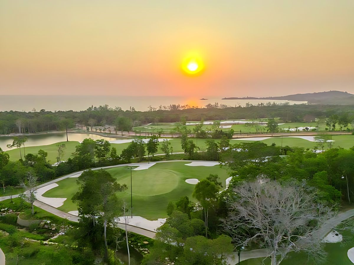 Sân Eschuri Vung Bau Golf với 18 hố trải dài từ rừng ra biển, nổi bật hố 14 ngắm hoàng hôn.