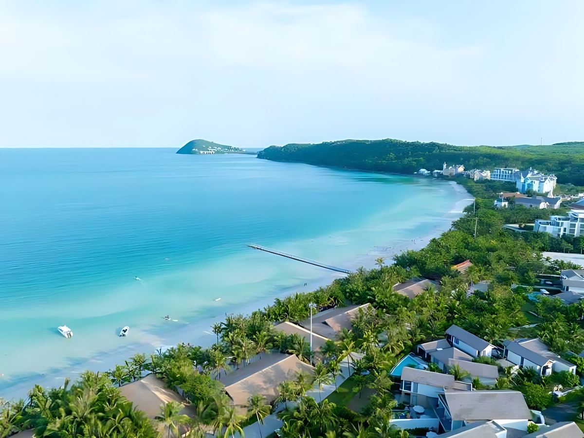 Bãi Kem Phú Quốc có cát trắng mịn, nước xanh ngọc và rất trong.