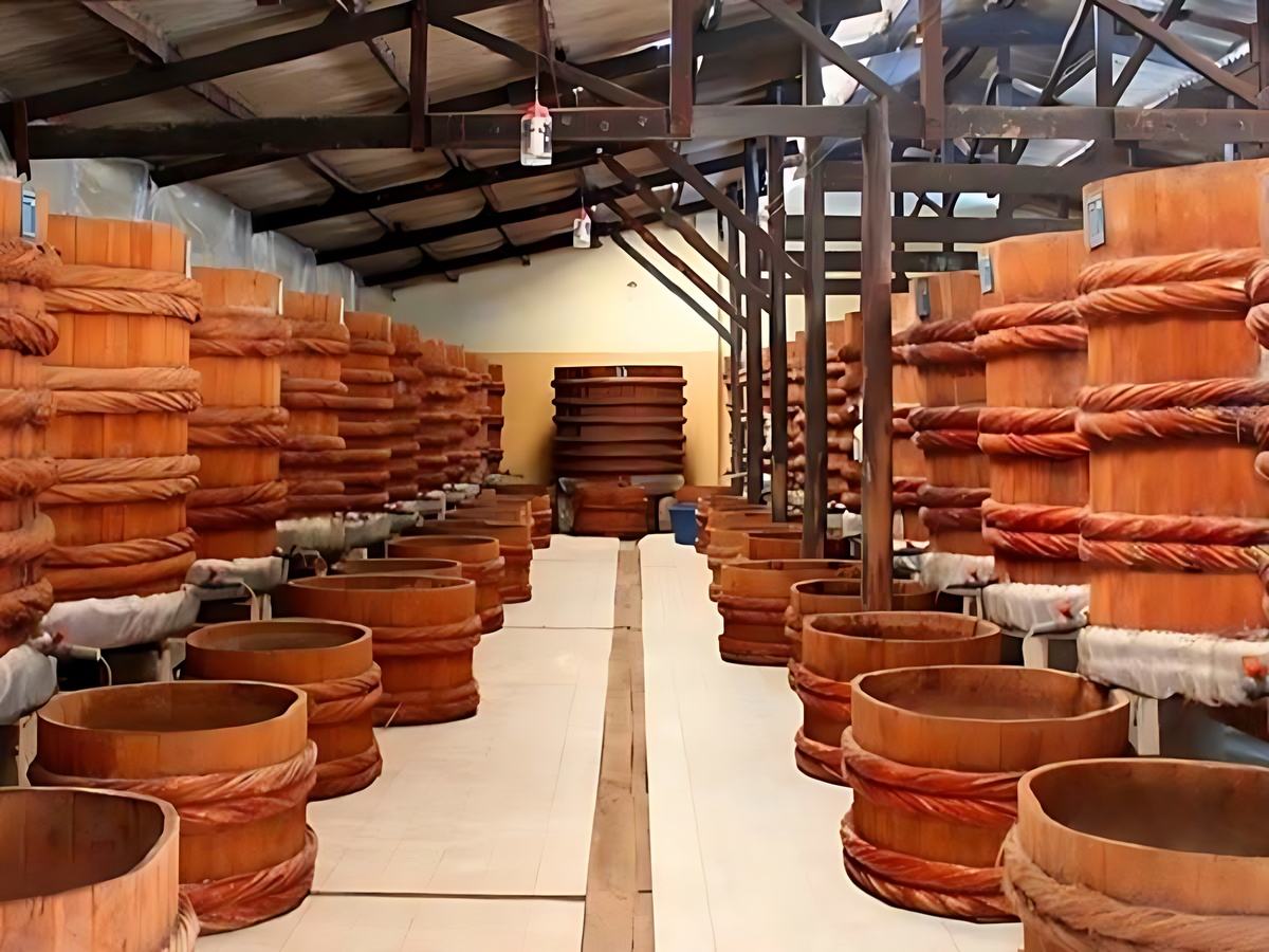 Nước mắm Phú Quốc ủ từ cá cơm đậm vị và ngon miệng. 