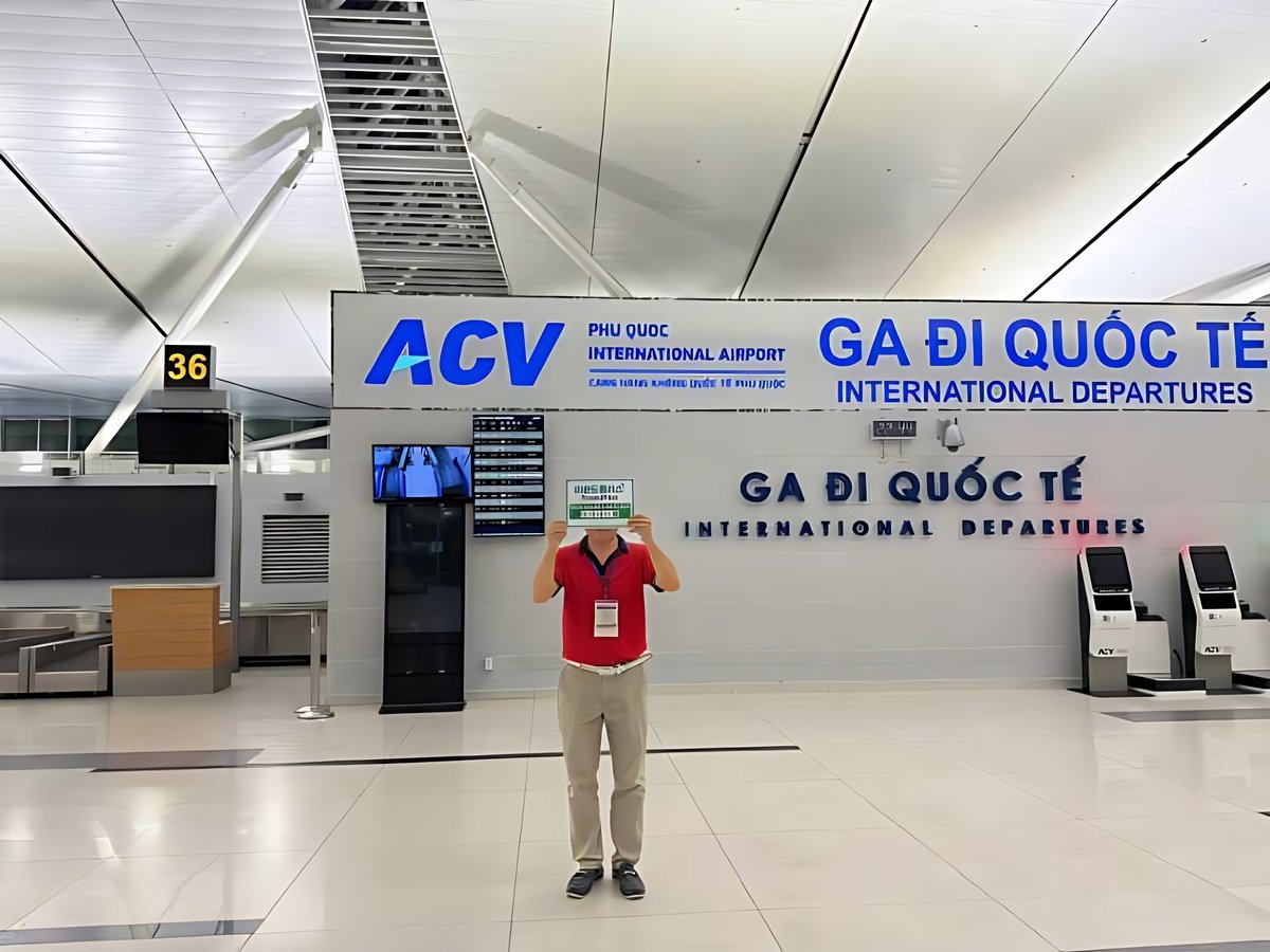 Du khách làm thủ tục nhập cảnh nhanh tại sân bay Phú Quốc.