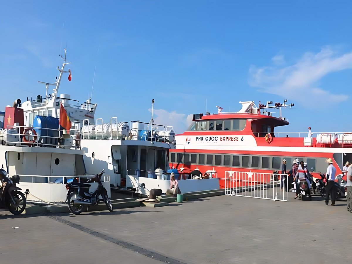 Du khách kết hợp máy bay và tàu ra Phú Quốc.