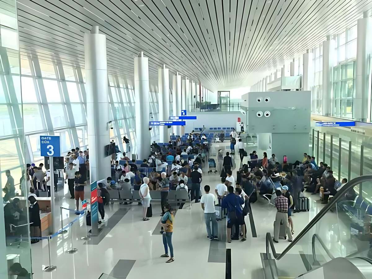 Hành khách nhận hành lý và làm thủ tục hải quan nhanh