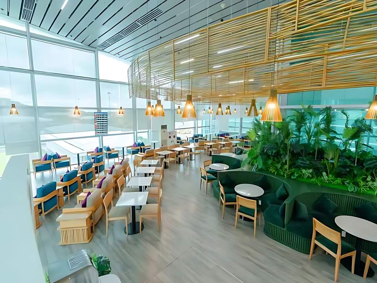 Du khách thưởng thức ẩm thực đa dạng tại các khu nghỉ ở sân bay.