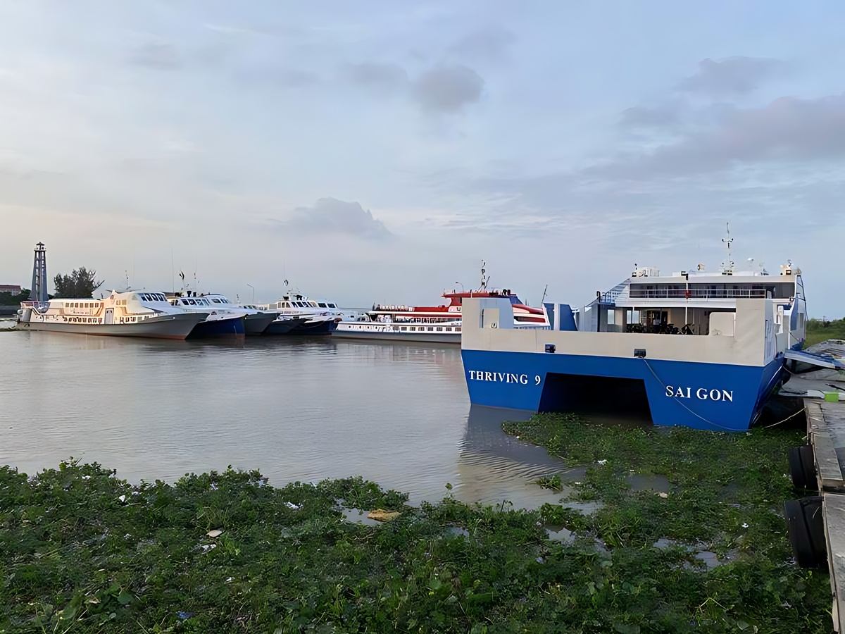 Hành khách xem lịch phà Rạch Giá đi Phú Quốc trong ngày.