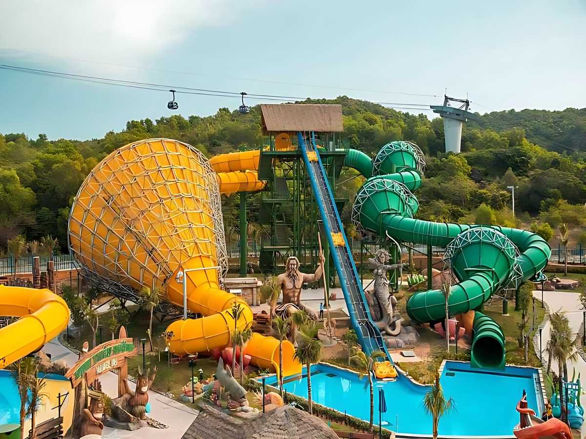 Du khách trải nghiệm cáp treo và công viên Aquatopia.