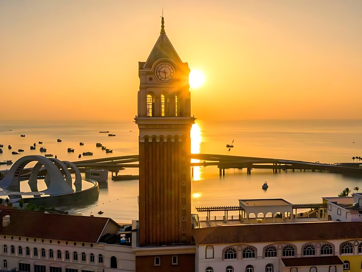 Du khách chiêm ngưỡng vẻ đẹp Sunset Town khi ánh chiều buông.