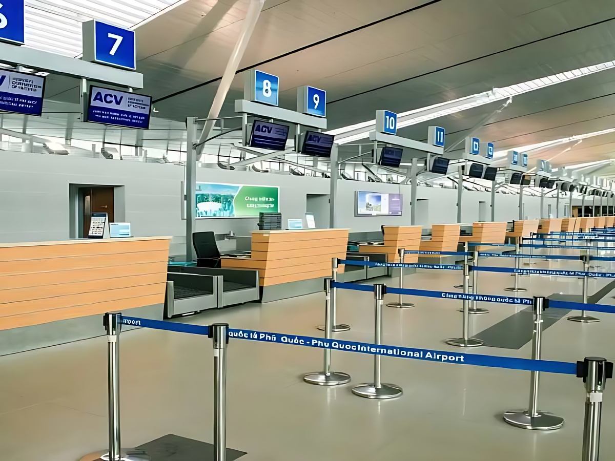 Hành khách đến đúng vị trí làm thủ tục nhập cảnh và nhận hành lý.