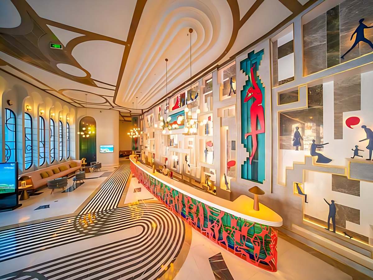 Du khách check in kiến trúc Địa Trung Hải tại Sun Gallery. 