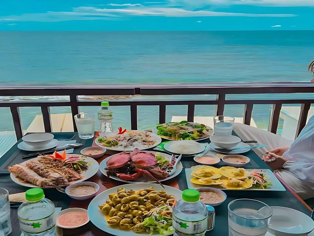 Nhà hàng ven biển Phú Quốc phục vụ đa dạng món quốc tế.