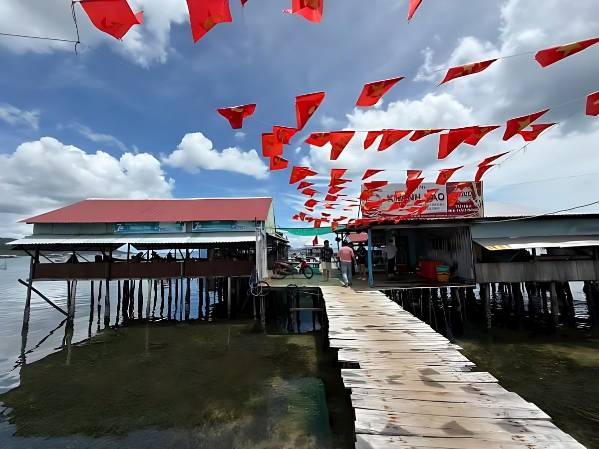 Cung đường dẫn vào làng chài Rạch Vẹm Phú Quốc khá đặc biệt.