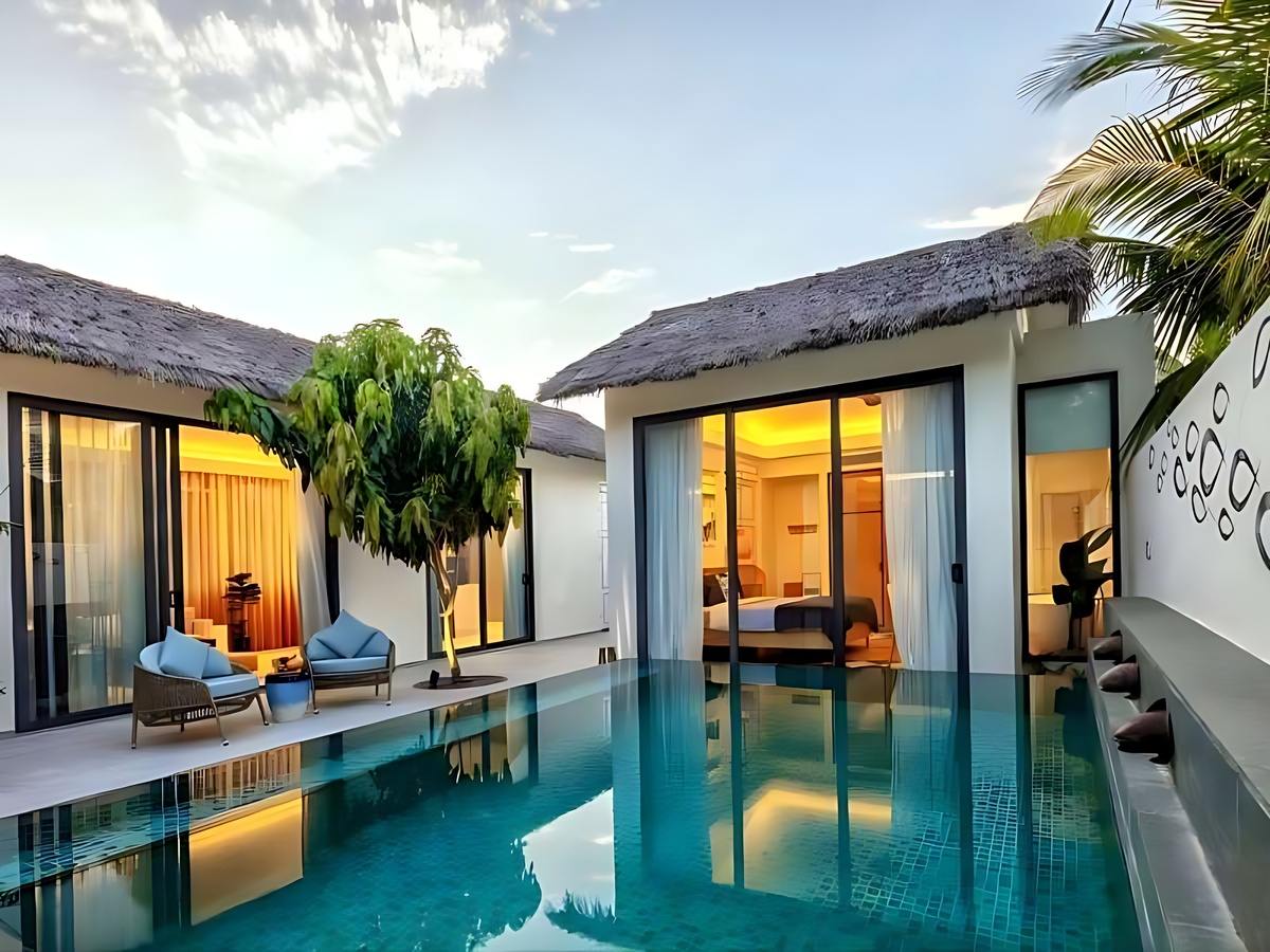 Khu villa biệt lập có hồ bơi riêng gần với Nam đảo nên thuận tiện đi lại.