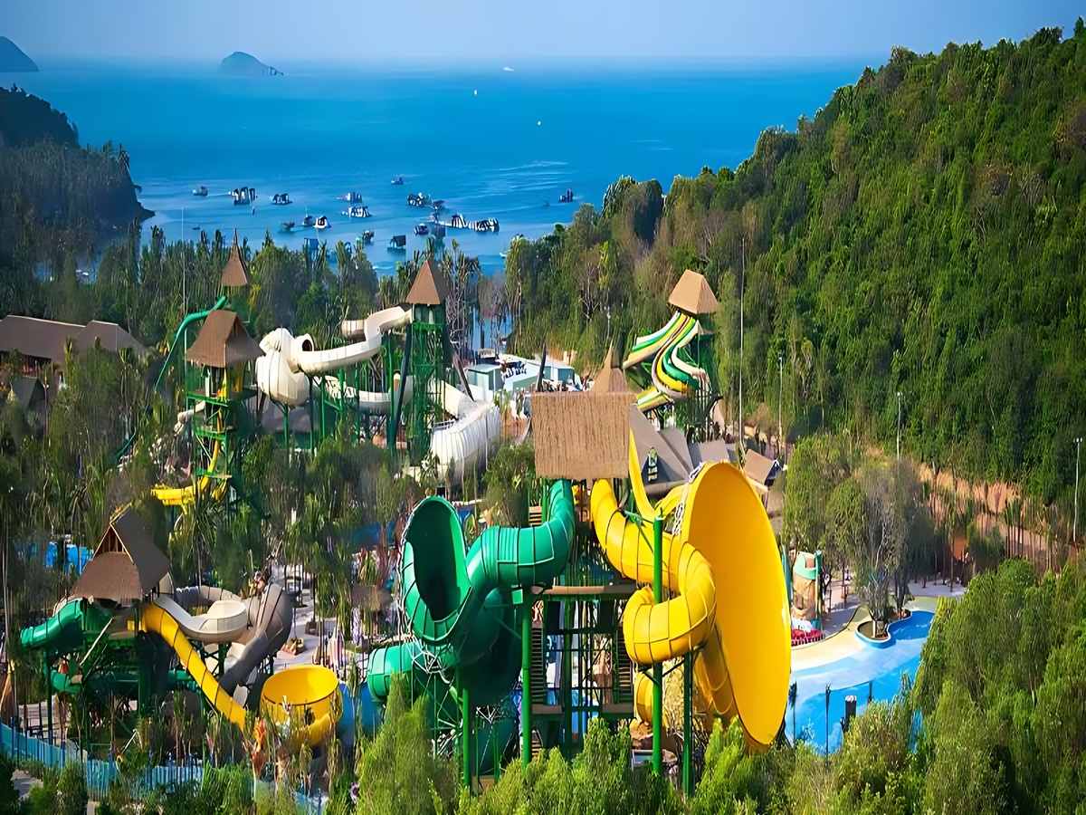 Du khách thỏa sức vui chơi tại công viên nước Aquatopia.
