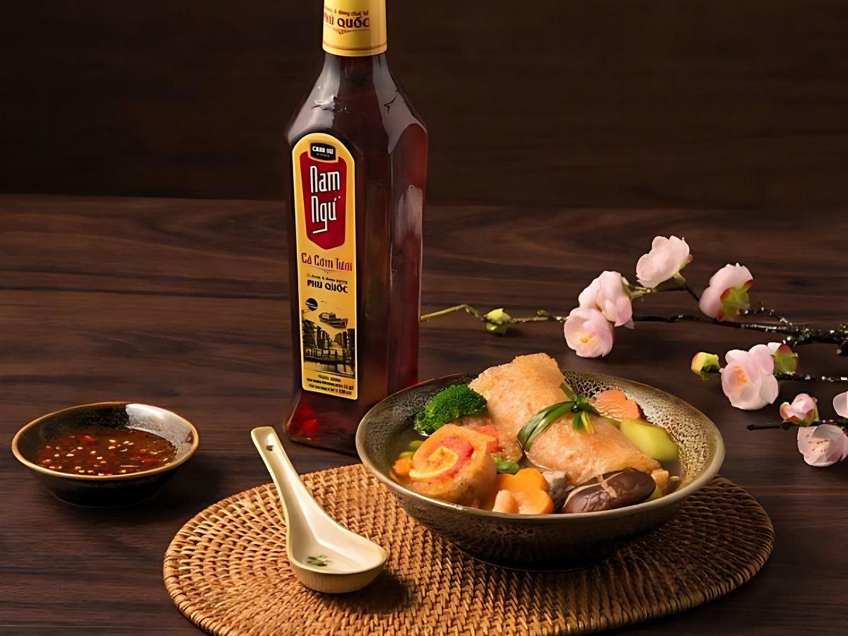 Nước mắm Phú Quốc mang hương vị đậm đà trong ẩm thực.