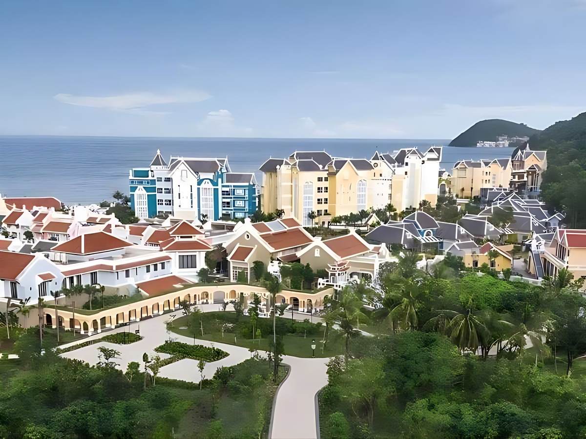 Khách sạn tiện nghi, view đẹp giúp du khách thoải mái nghỉ ngơi.