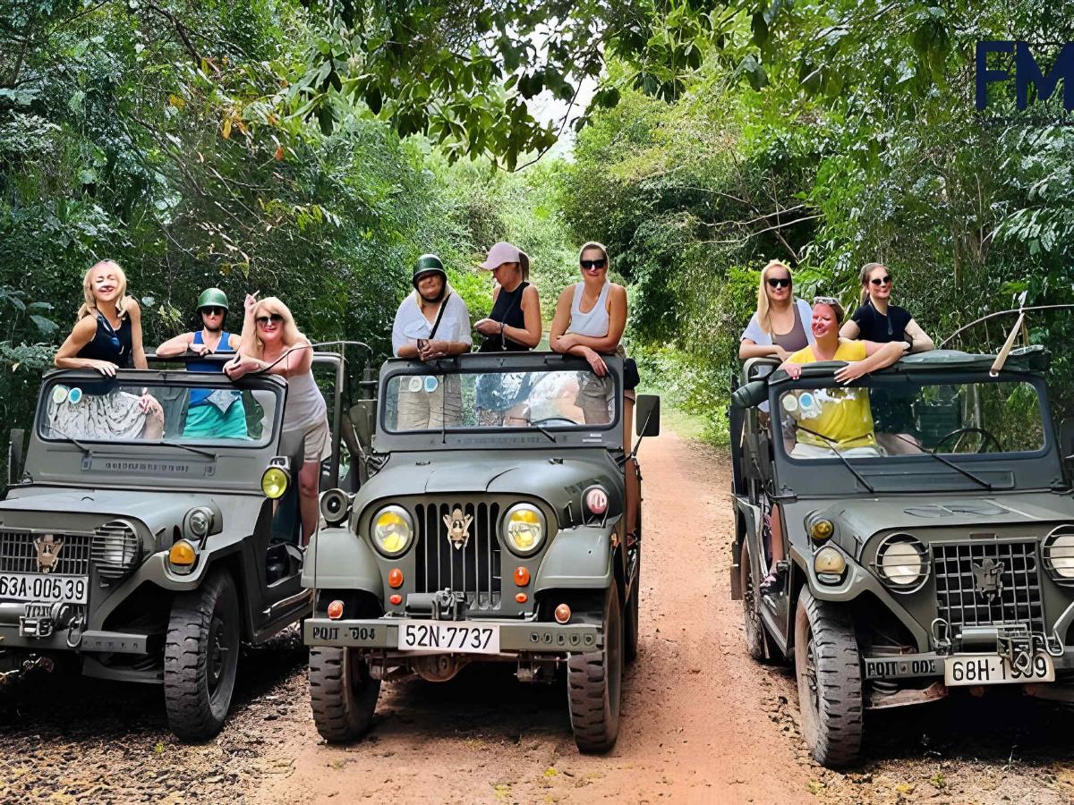 Tour xe jeep Phú Quốc khám phá cảnh quan bằng xe mui trần linh hoạt.