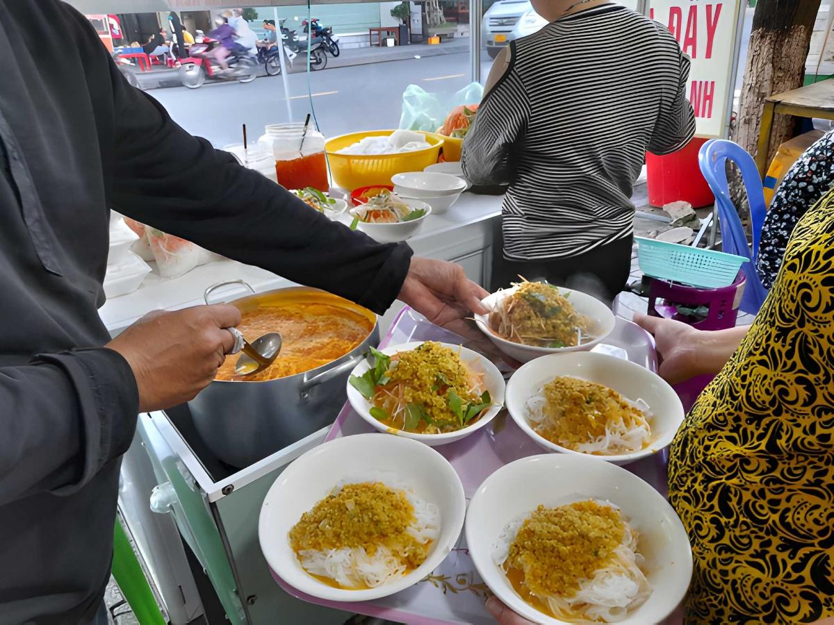 Quán bún kèn lâu năm tại Dương Đông thu hút du khách và người dân.