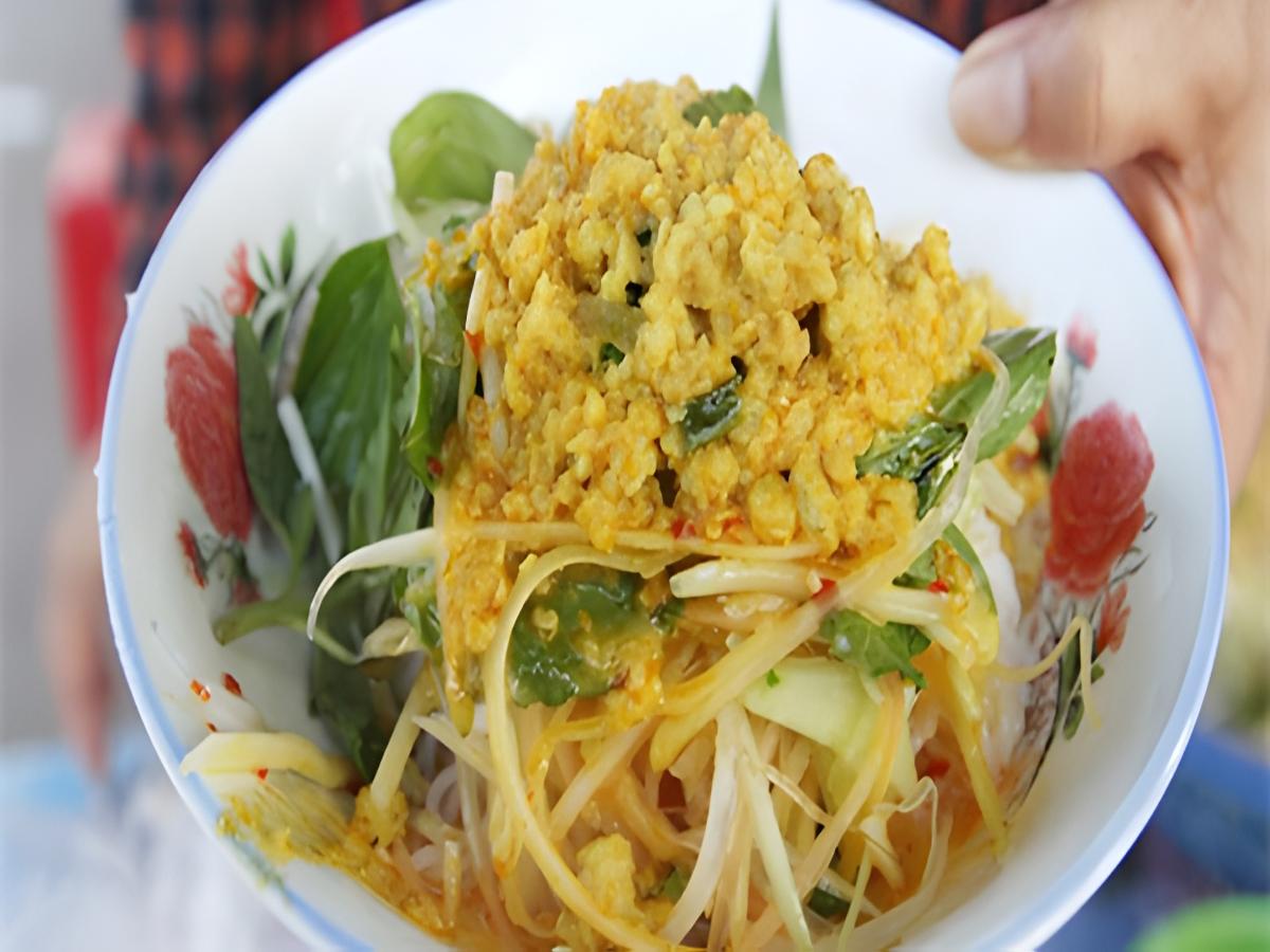 Cách ăn bún kèn Phú Quốc trộn đều gia vị tạo hương vị đậm đà.