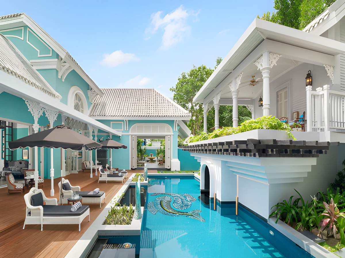 Hồ bơi vỏ sò biểu tượng của resort mang lại cảm giác thư giãn.