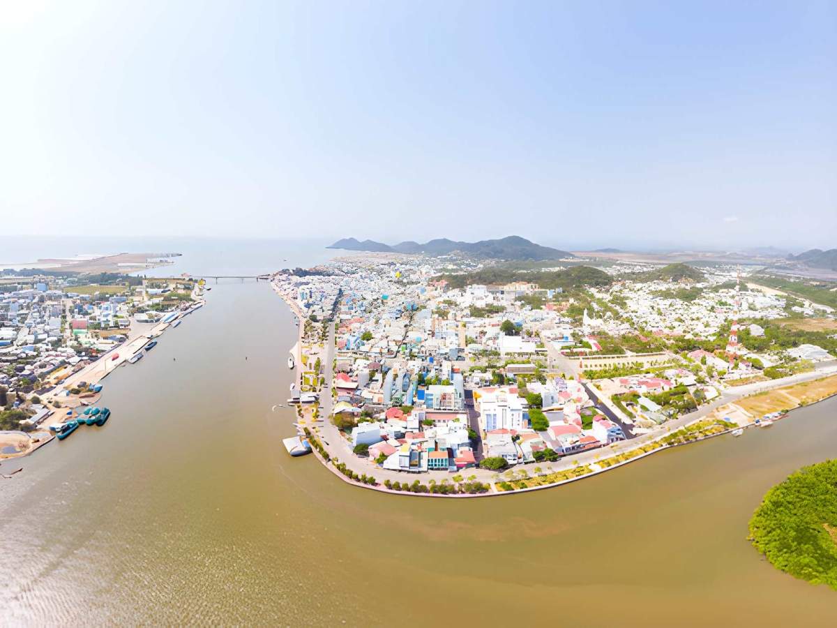 Hà Tiên ven biển kết nối thuận lợi tuyến đường ra đảo Phú Quốc. 