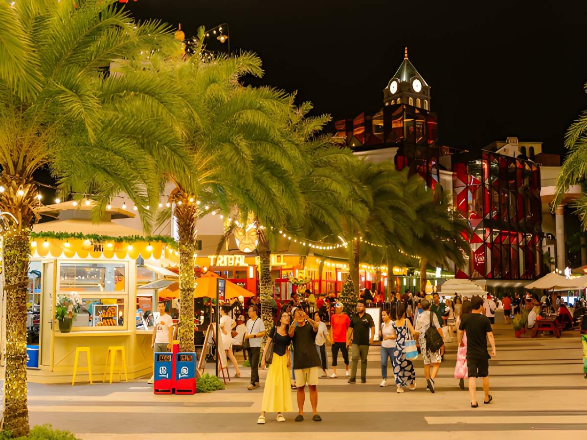 Nam đảo Phú Quốc về đêm sôi động với show diễn và pháo hoa