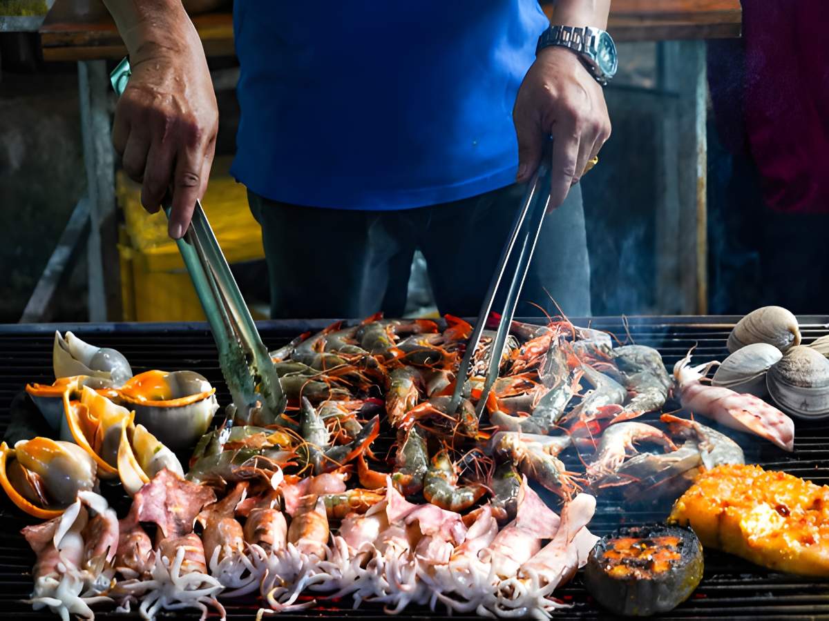 Ẩm thực Phú Quốc đa dạng với hải sản tươi và món quốc tế hấp dẫn