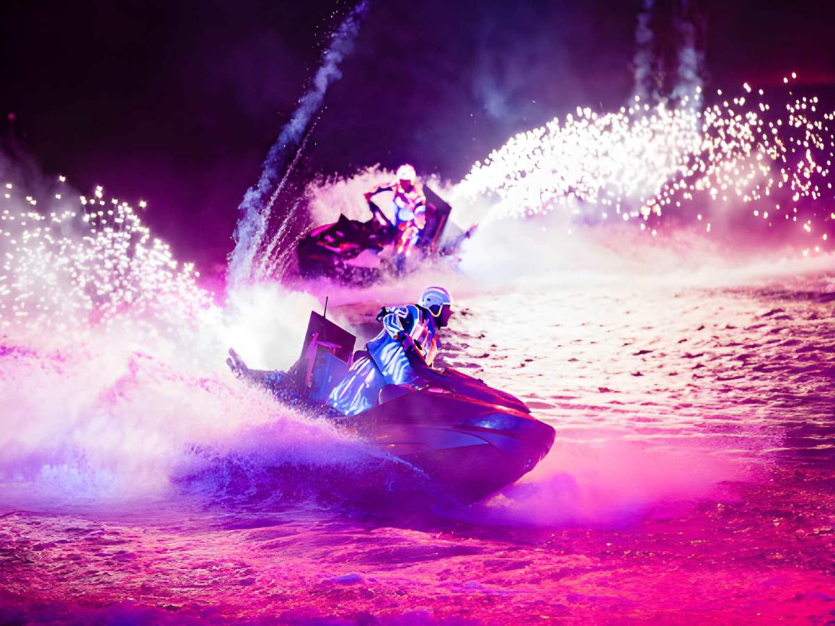 Show Kiss of The Sea và Symphony of the Sea với pháo hoa đặc sắc. (
