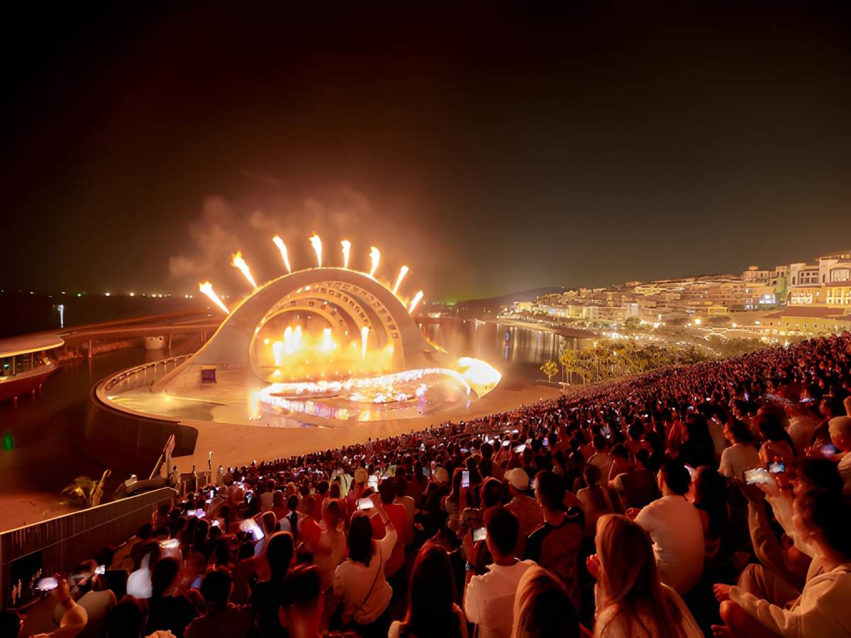 Thị trấn Hoàng Hôn rực rỡ show diễn và pháo hoa ven biển