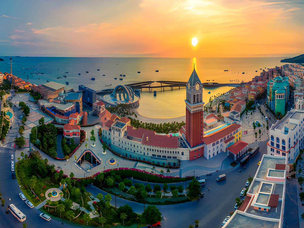 Taxi đến thị trấn Hoàng Hôn buổi tối xem show và pháo hoa.