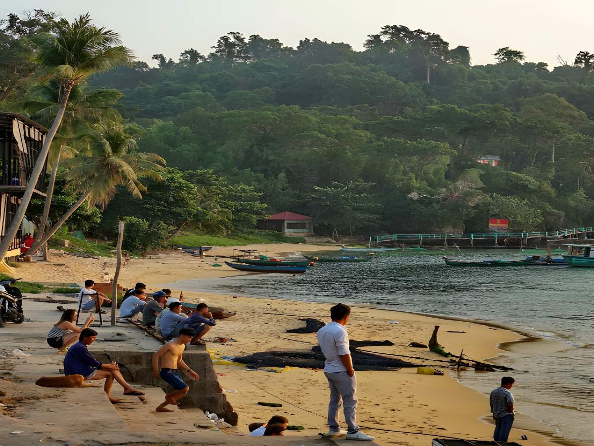 Du khách thư giãn tại Gành Dầu với không gian yên tĩnh.