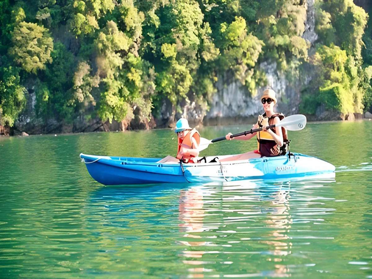 Du khách chèo kayak tại bãi Ông Lang với biển êm