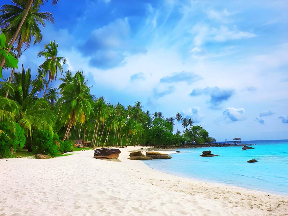 Bãi Ông Lang mùa khô với biển êm và nắng đẹp.