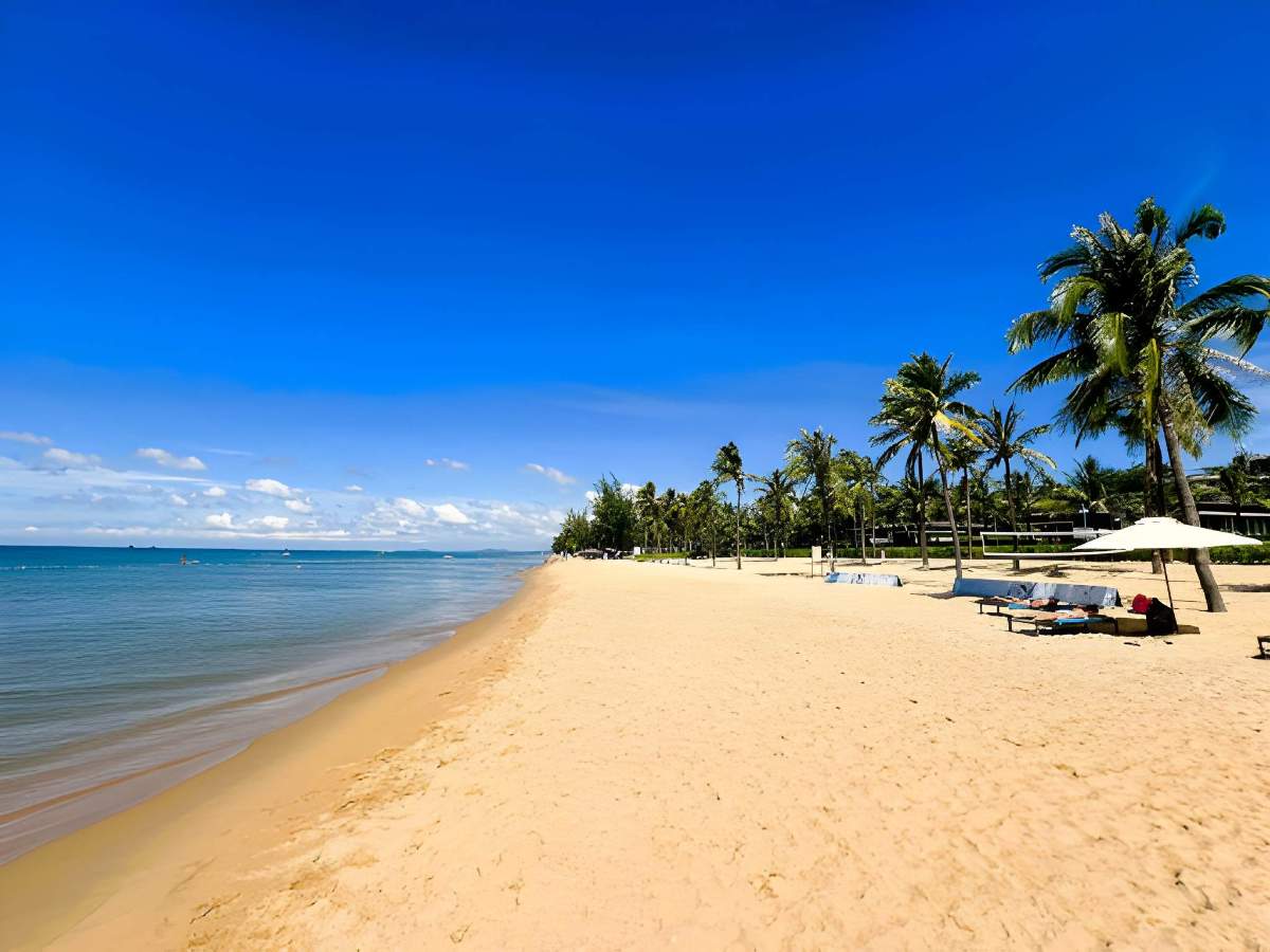 Bãi Trường Phú Quốc với bờ biển dài và nhiều resort ven biển.