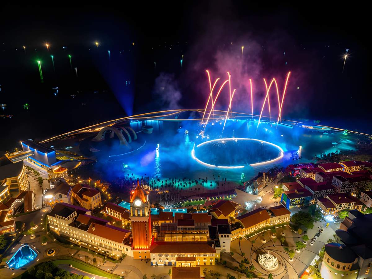 Thị trấn Hoàng Hôn với show diễn và pháo hoa buổi tối.